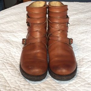 Cute, strappy Frye boots sz 9 in great condition!